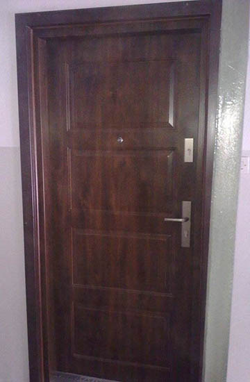 Drzwi KMT wykończone opaskami
