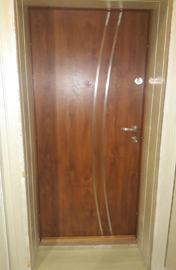 Drzwi Delta z aplikacją inox, kolor złoty dąb